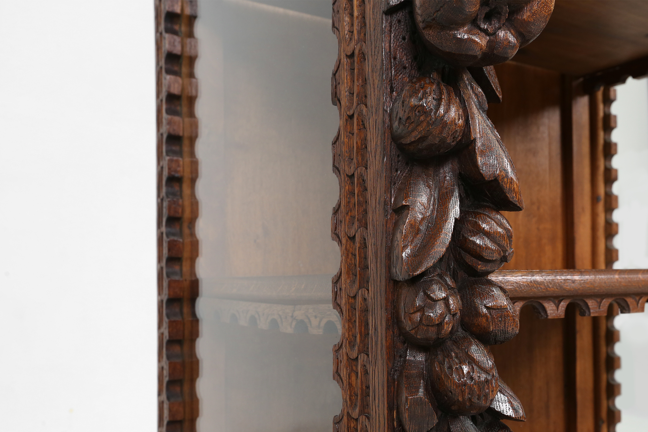 Richly decorated barok style display case in oak, Belgium 20th centurythumbnail